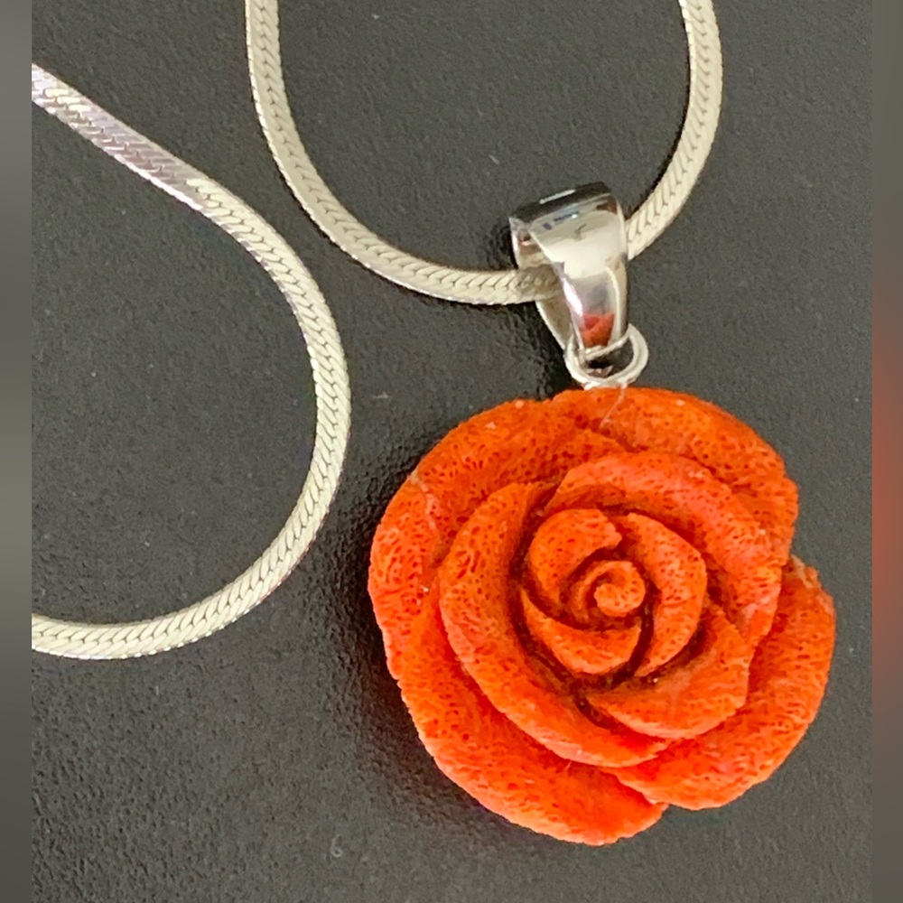 Pretty 925 Sterling Silver Red Hand Carved Sponge Coral Rose Pendant Necklace